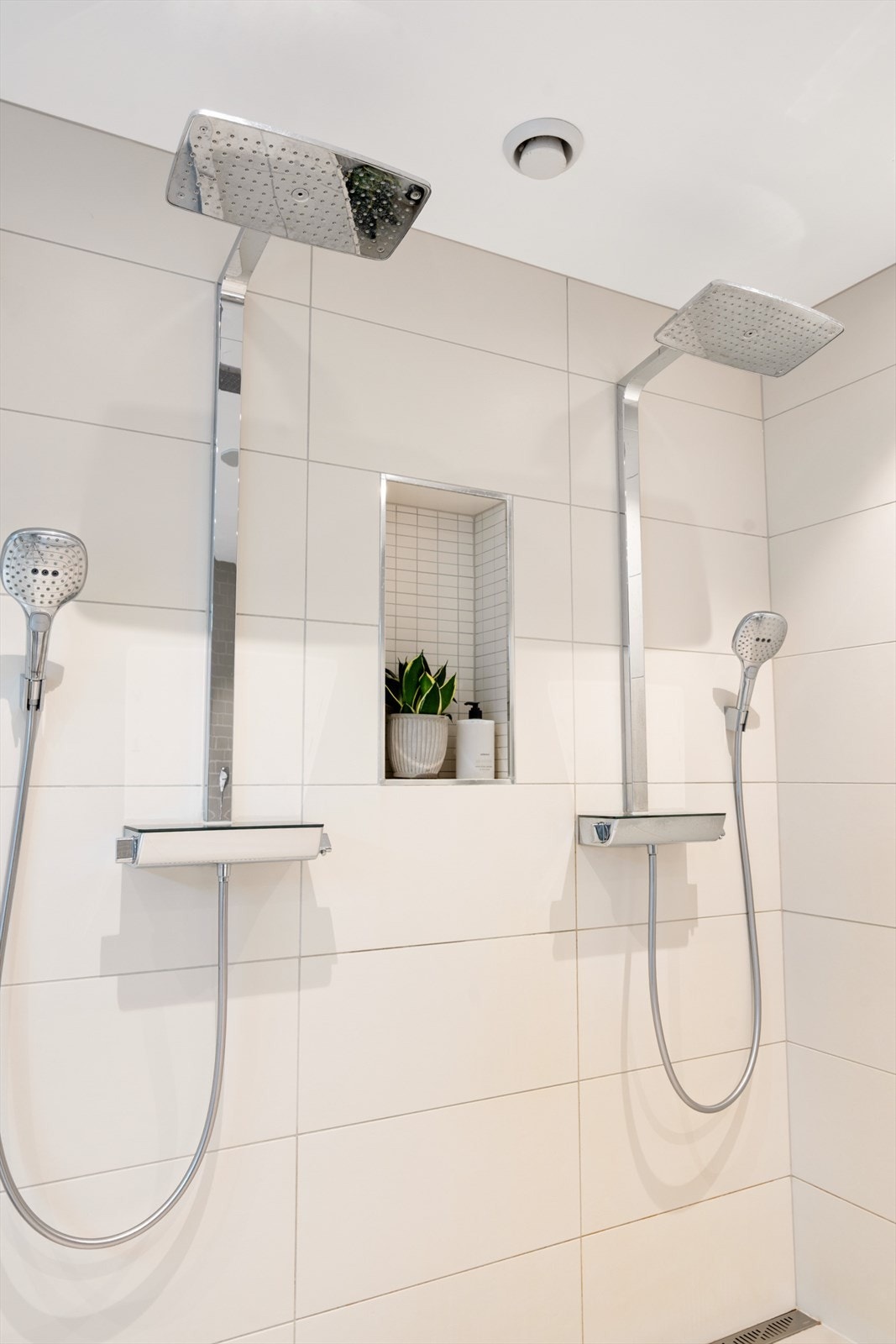 Dobbel dusj og nisje for produkter. Galleribilde