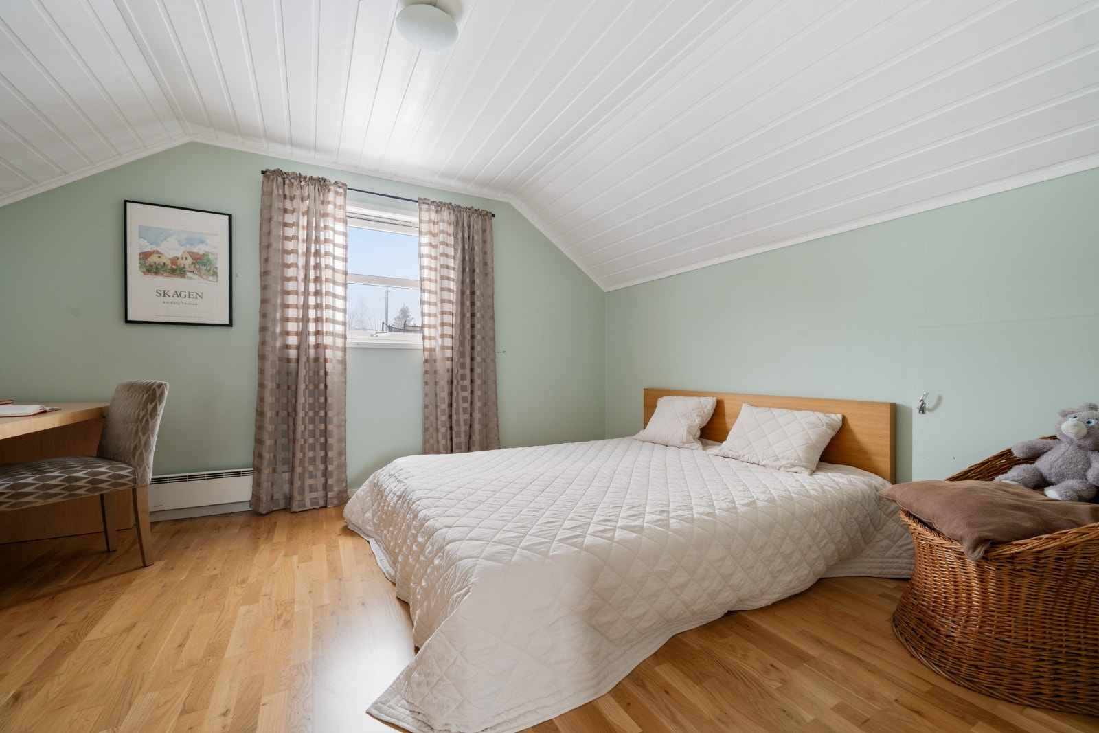 Soverommet på loftsplanet har en god størrelse med plass til seng, garderobeløsning og andre småmøbler. Galleribilde