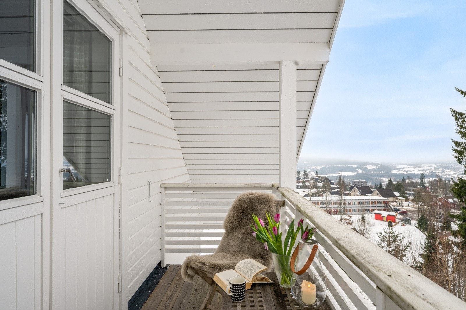 Fra loftstuen kommer du ut på denne herlige balkongen på ca. 4 kvm. Galleribilde