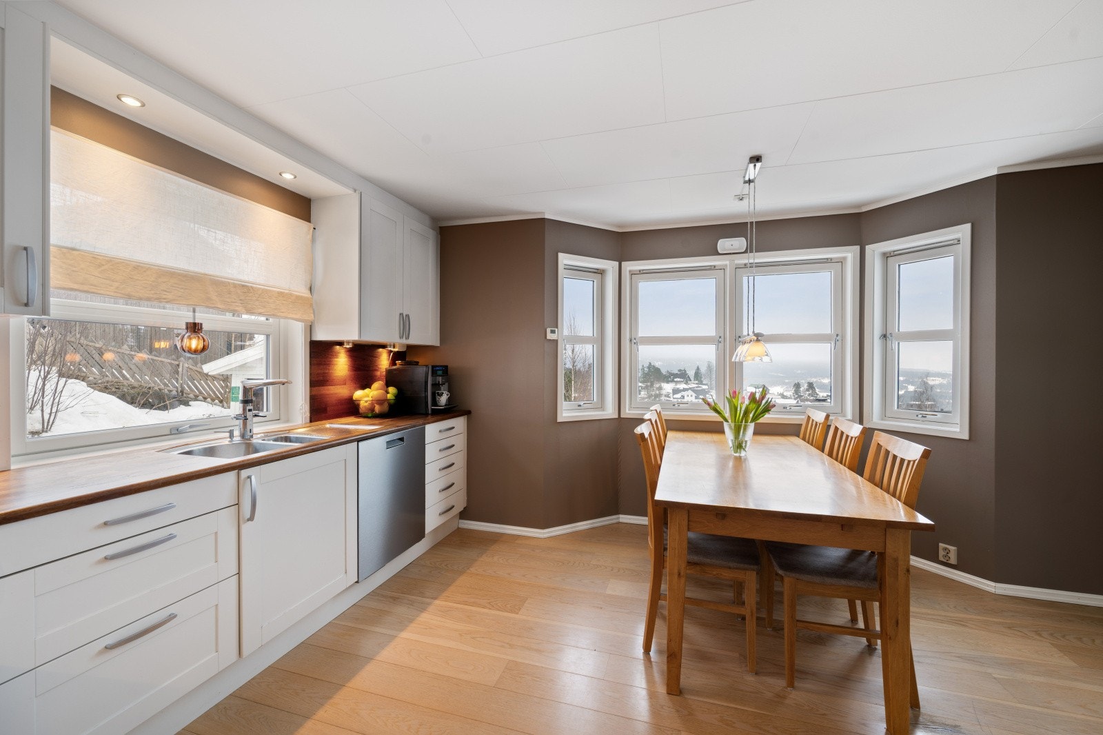 Kjøkkenet fra Sigdal har en tidløs innredning og en robust benkeplate i heltre. Galleribilde