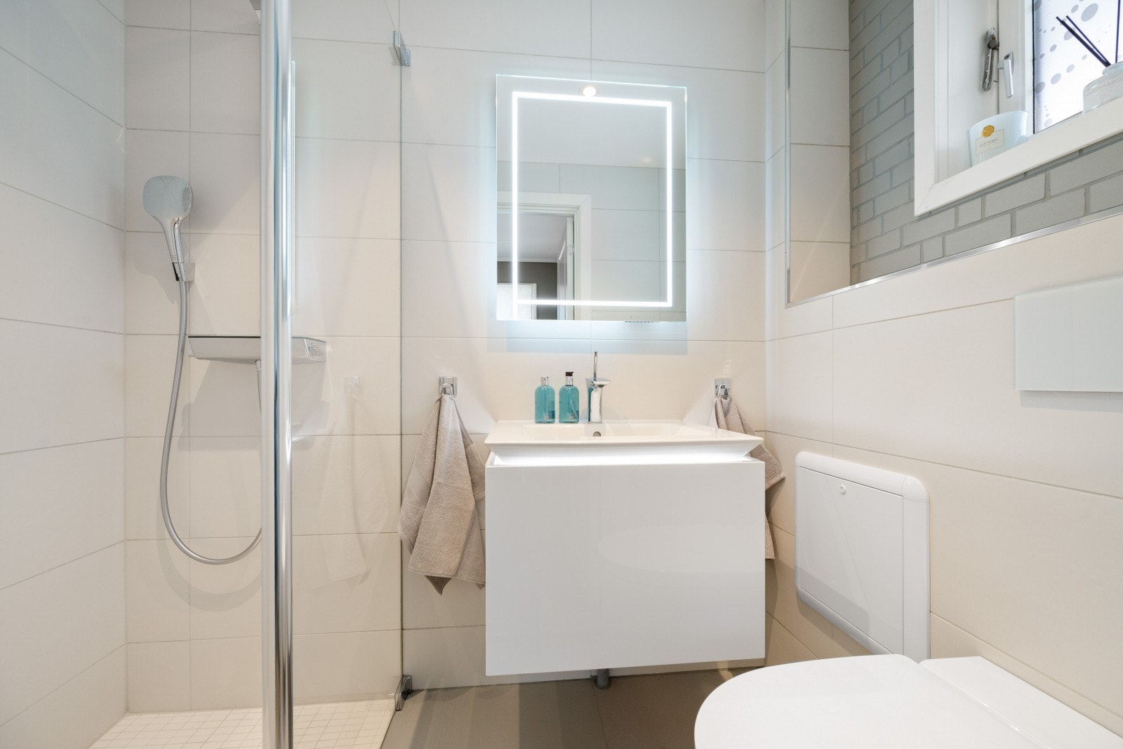 Badet i første etasje ble oppgradert i 2018 og har vannbåren gulvvarme. Galleribilde