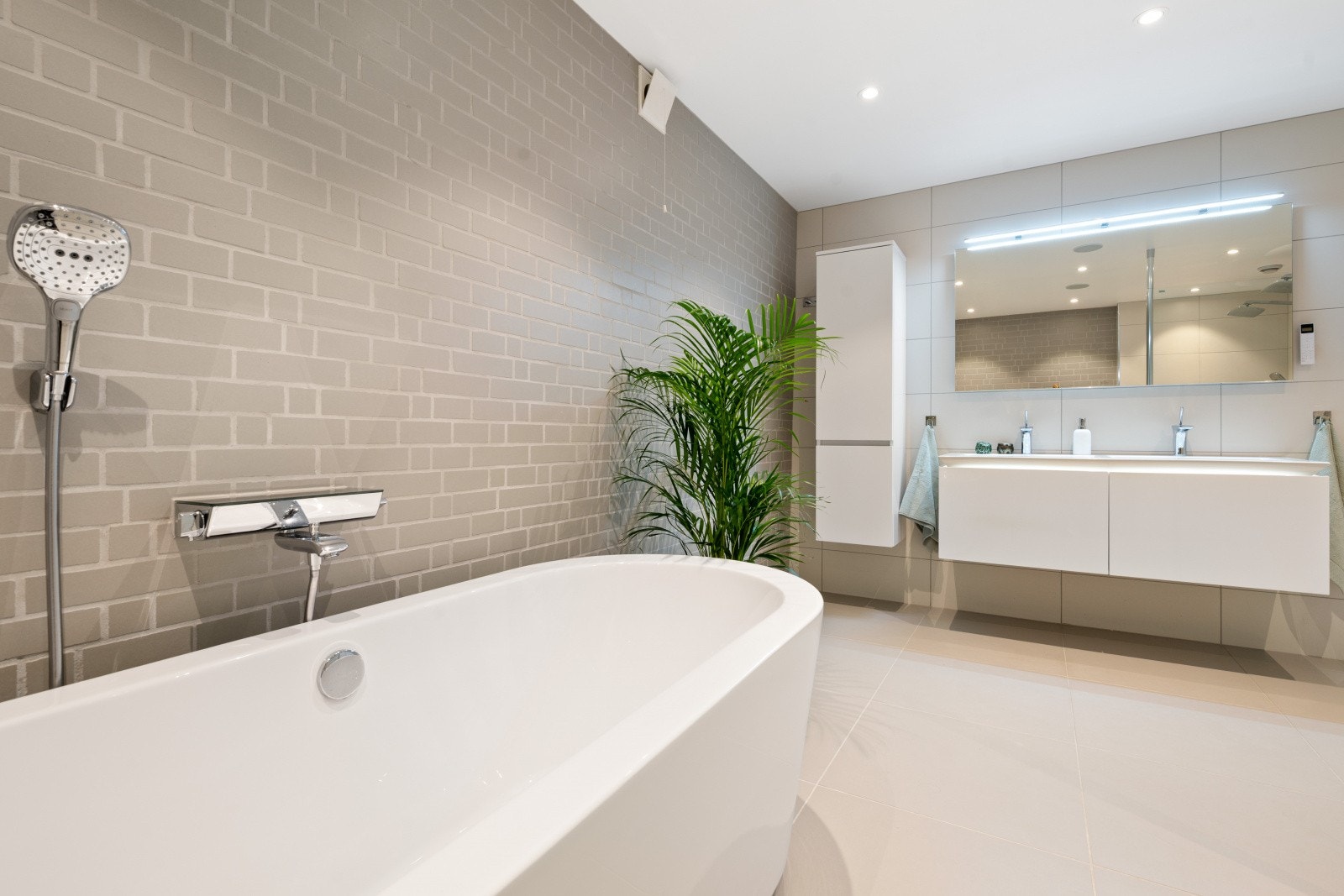 Hovedbadet i underetasjen ble oppgradert i 2017 og er svært romslig. Galleribilde