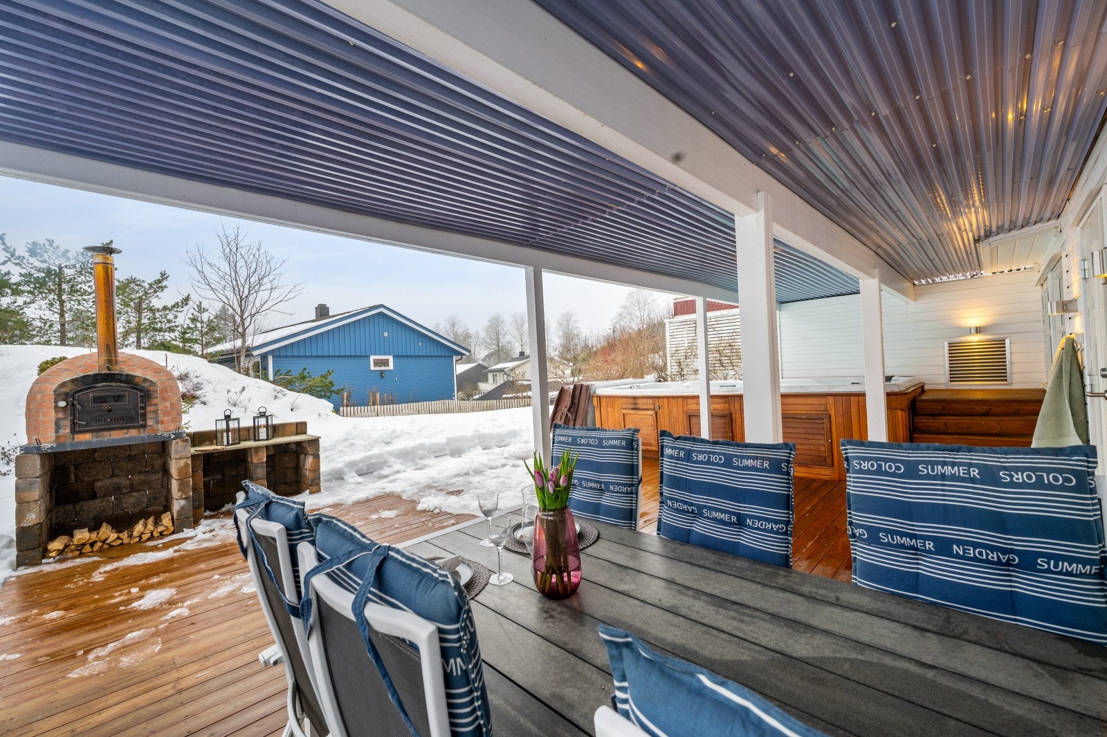 Her har du plass til både en stor sittegruppe og en vedfyrt pizzaovn. Galleribilde