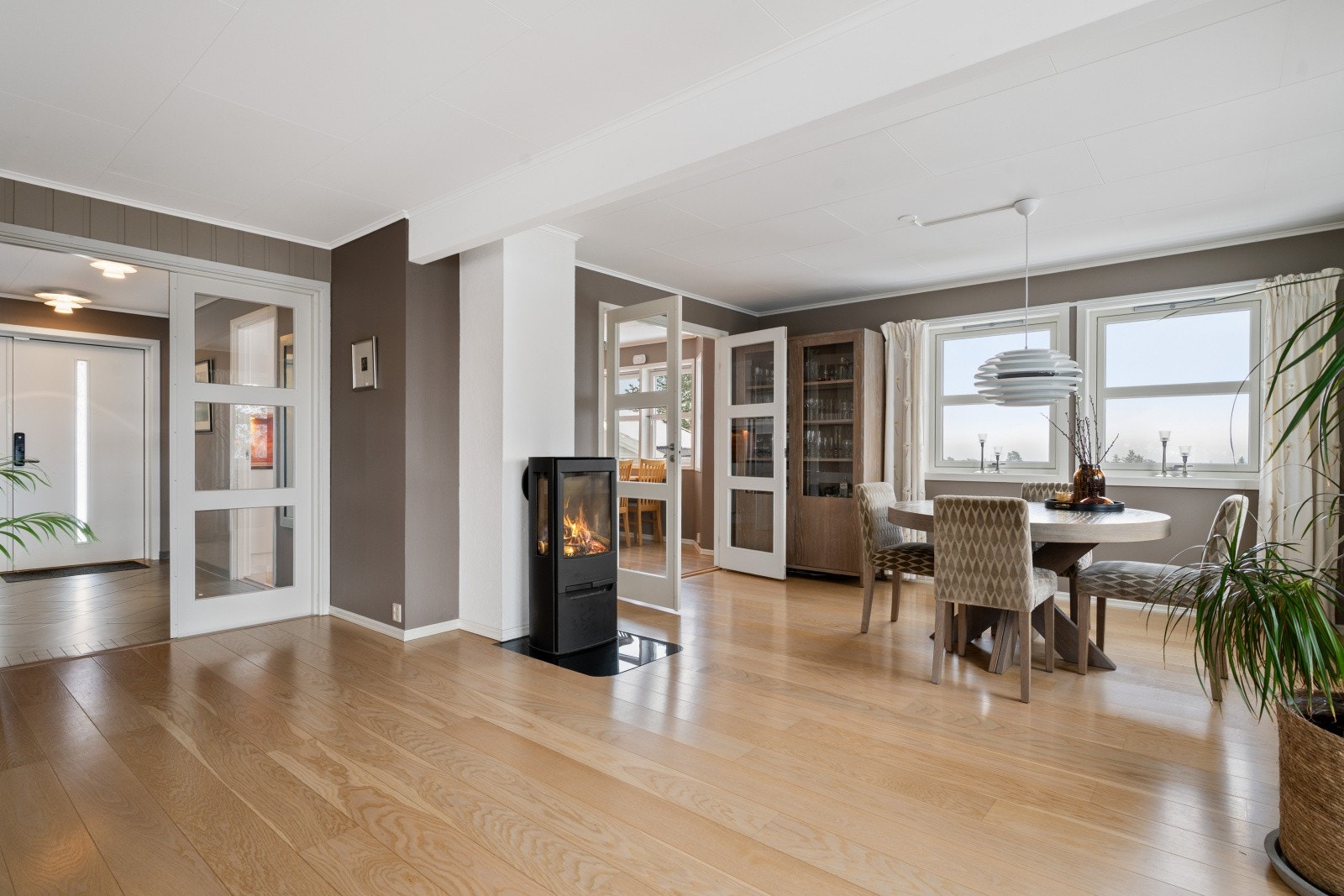 Gjennomgående parkett på gulv og vannbåren varme i store deler av etasjen. Galleribilde