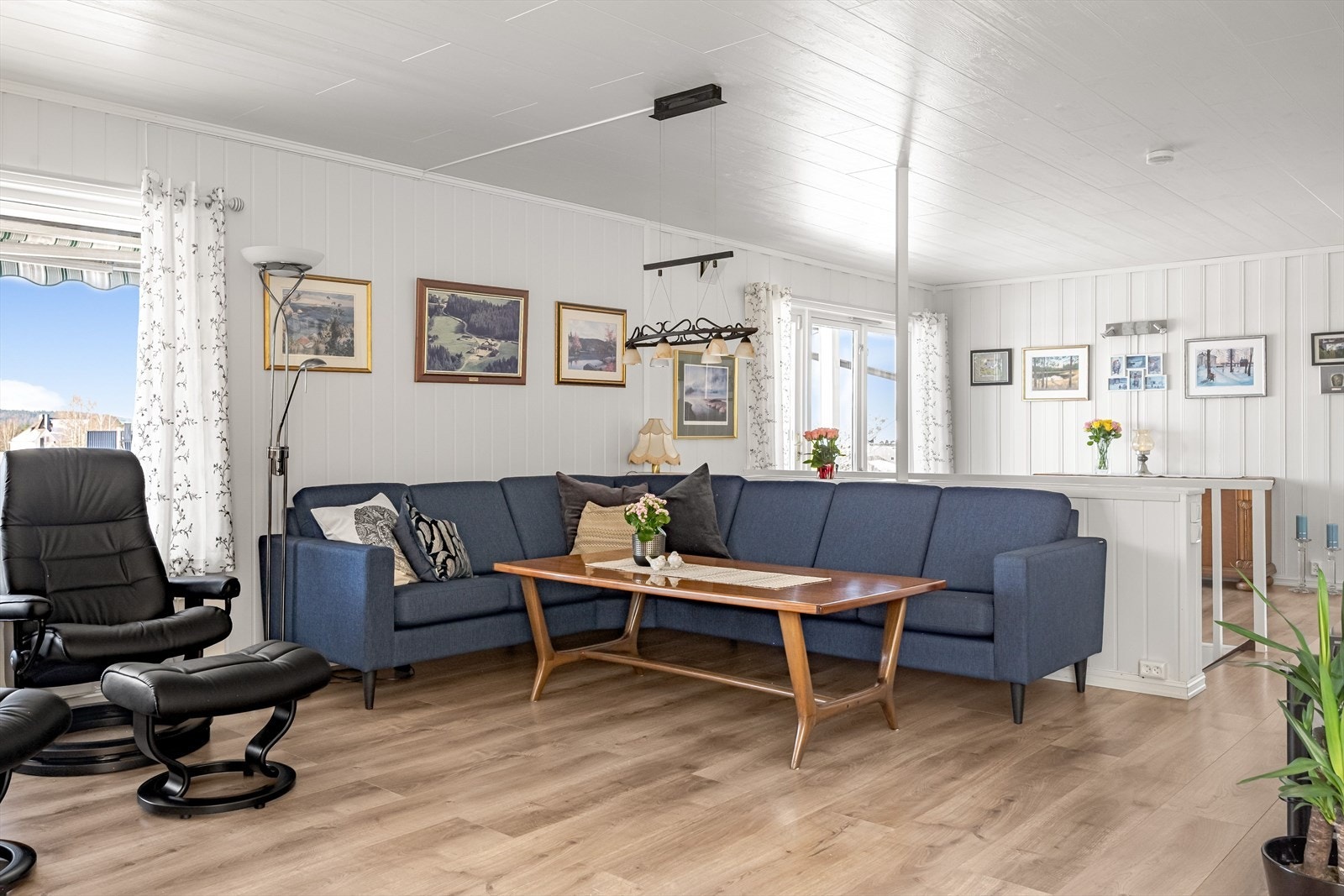 Stuen er romslig med god plass til stor sofagruppe med salonbord, mediemøblement med tv og annet ønskelig møblement. Galleribilde