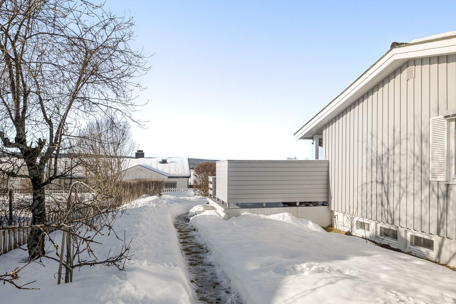 Eiertomt på ca. 1 150,1m². Tomten er pent opparbeidet med bla. plen og diverse beplantning. Asfaltert innkjøring og parkering i 2012. Galleribilde