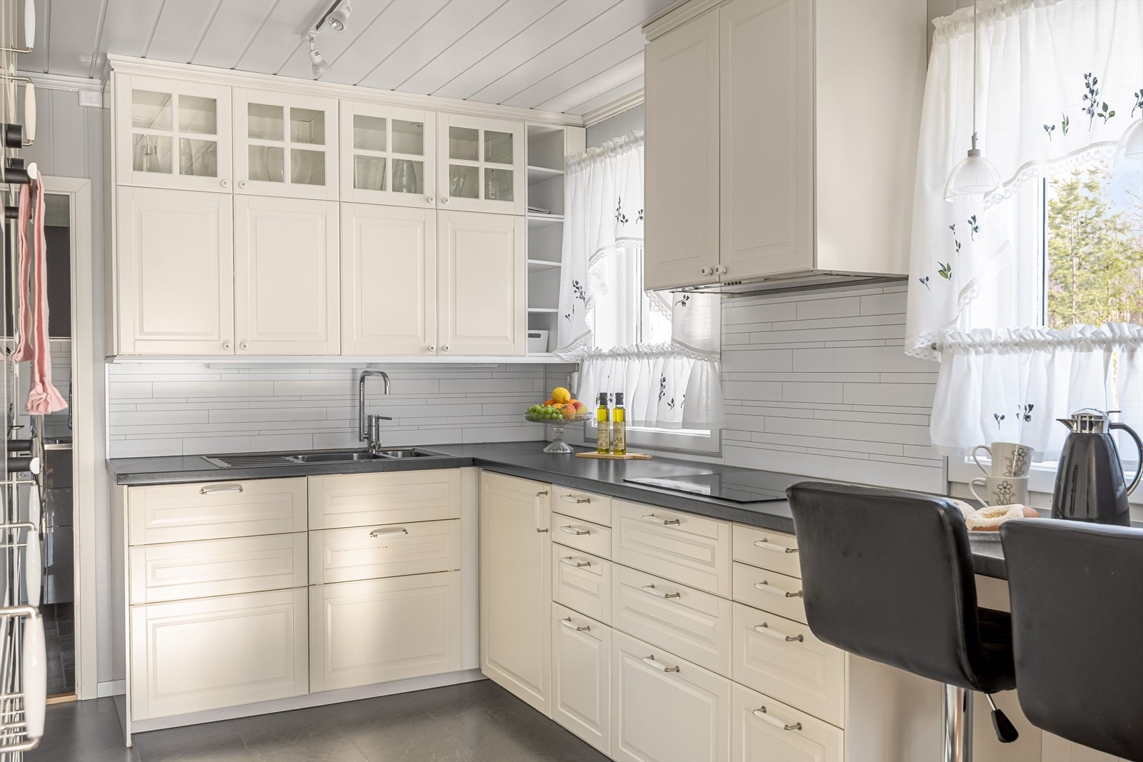 Du har god skap- og benkeplass i innredningen som har lyse profilerte fronter og laminert bebnkeplate med nedfelt oppvaskkum. Galleribilde