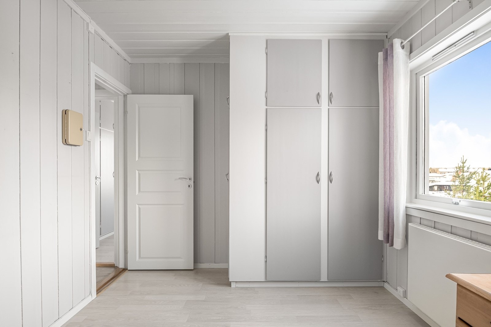 På soverommet er det plass til seng, kontorpult og oppbevaringsplass i plassbygde garderobeskap. Galleribilde