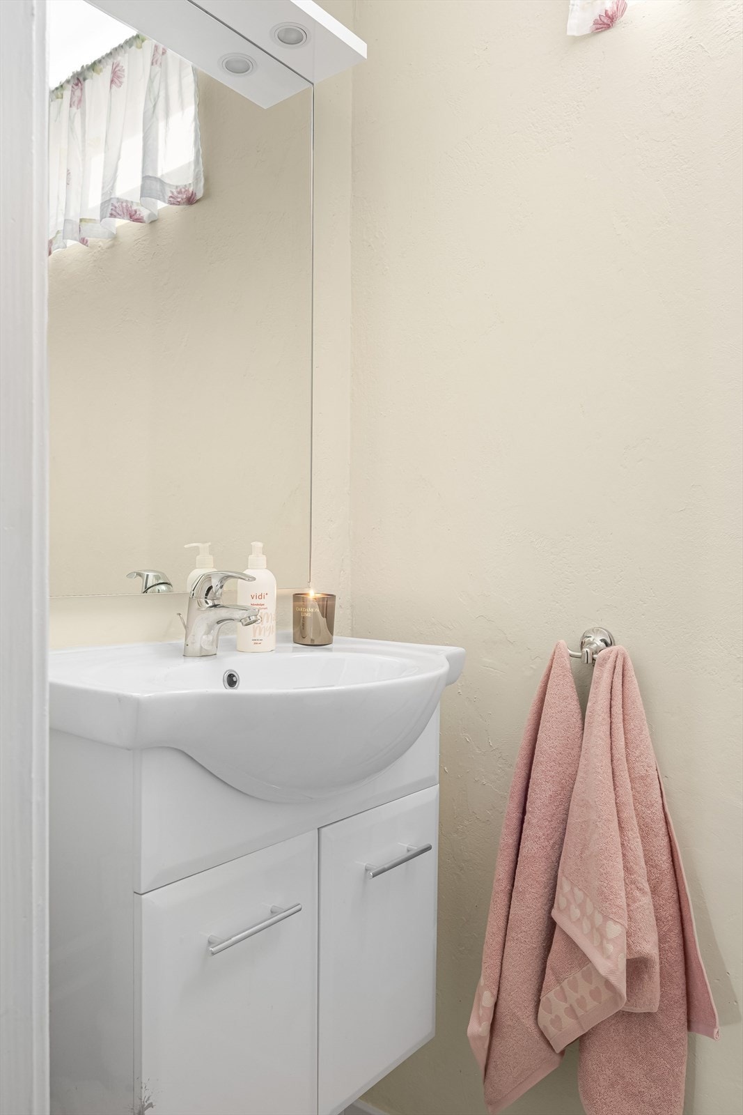 Toalettrommet er utstyrt med servantskap med speil og belysning over, samt gulvstående toalett. Galleribilde