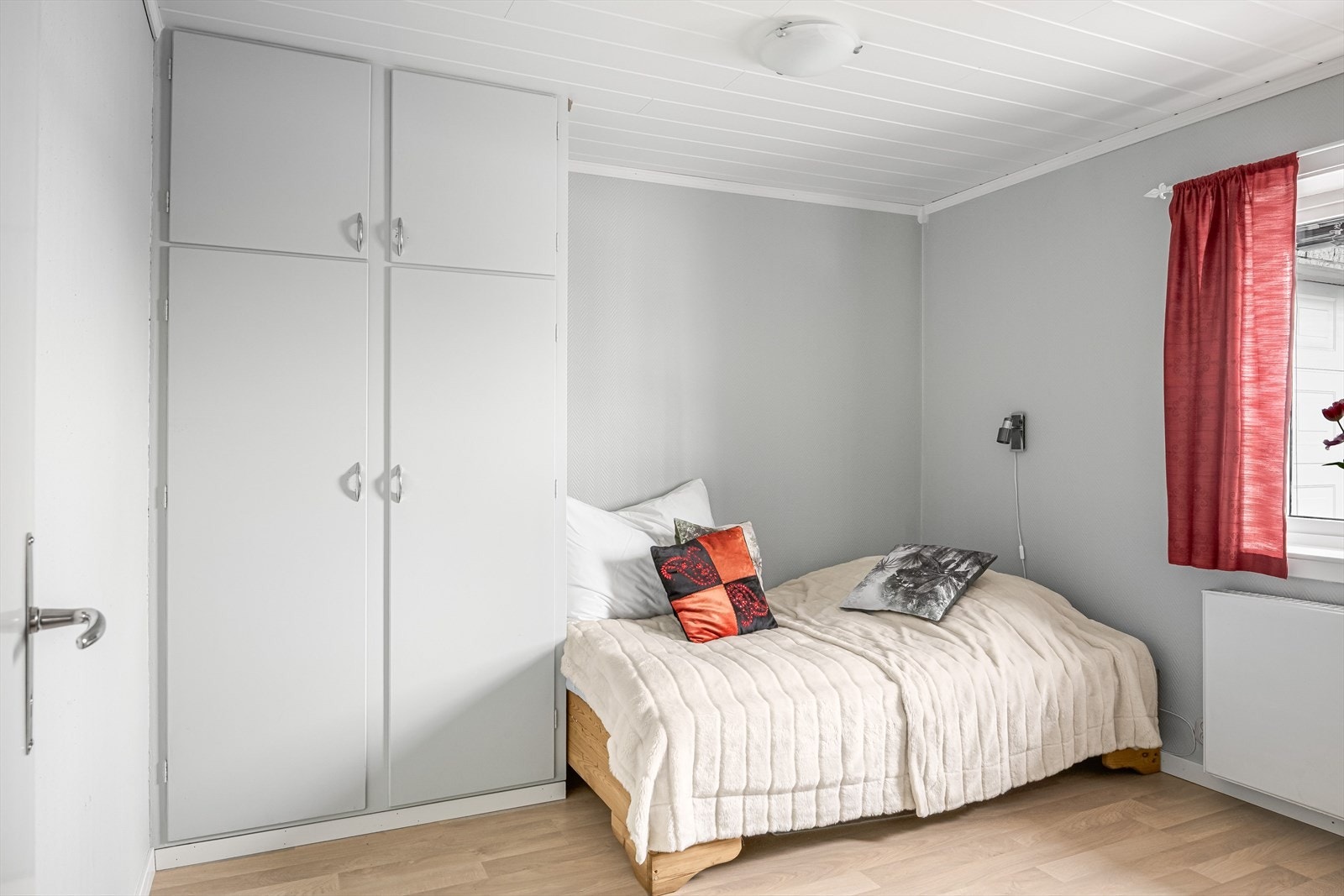 Det er plass til både seng og kontorpult, samt oppbevaringsplass i plassbygget garderobeskap. Galleribilde