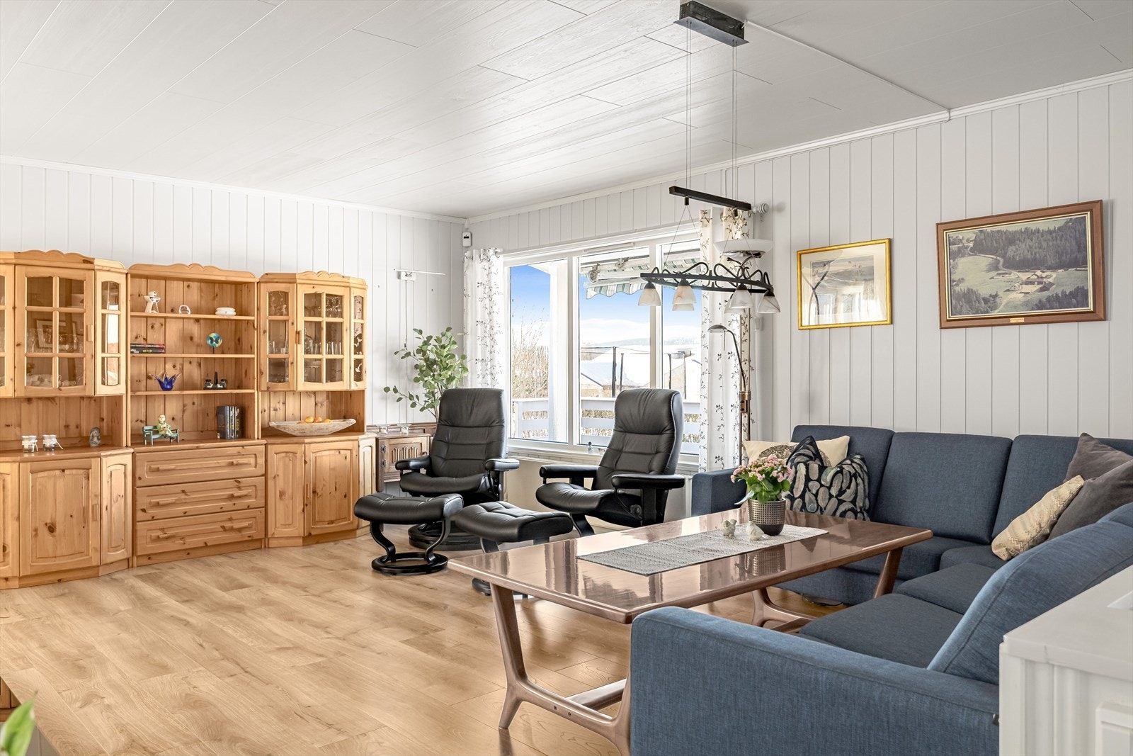 Stuen har god standard med pen enstavs laminat fra 2015 på gulv og lysmalte overflater. Galleribilde