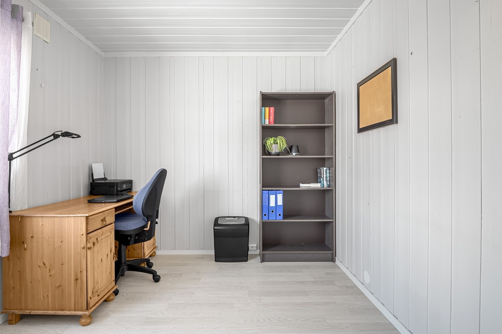 Soverommet har god standard med lys laminat på gulv og lysmalte overflater. Galleribilde