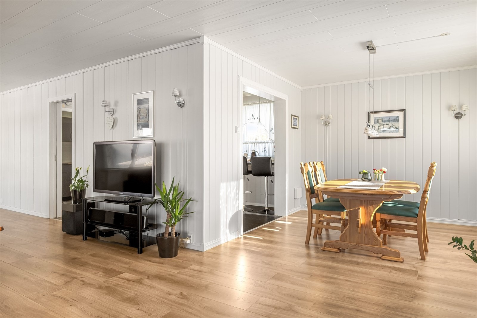 Kjøkkenet ligger i et eget rom i naturlig tilknytning til stuen. Galleribilde