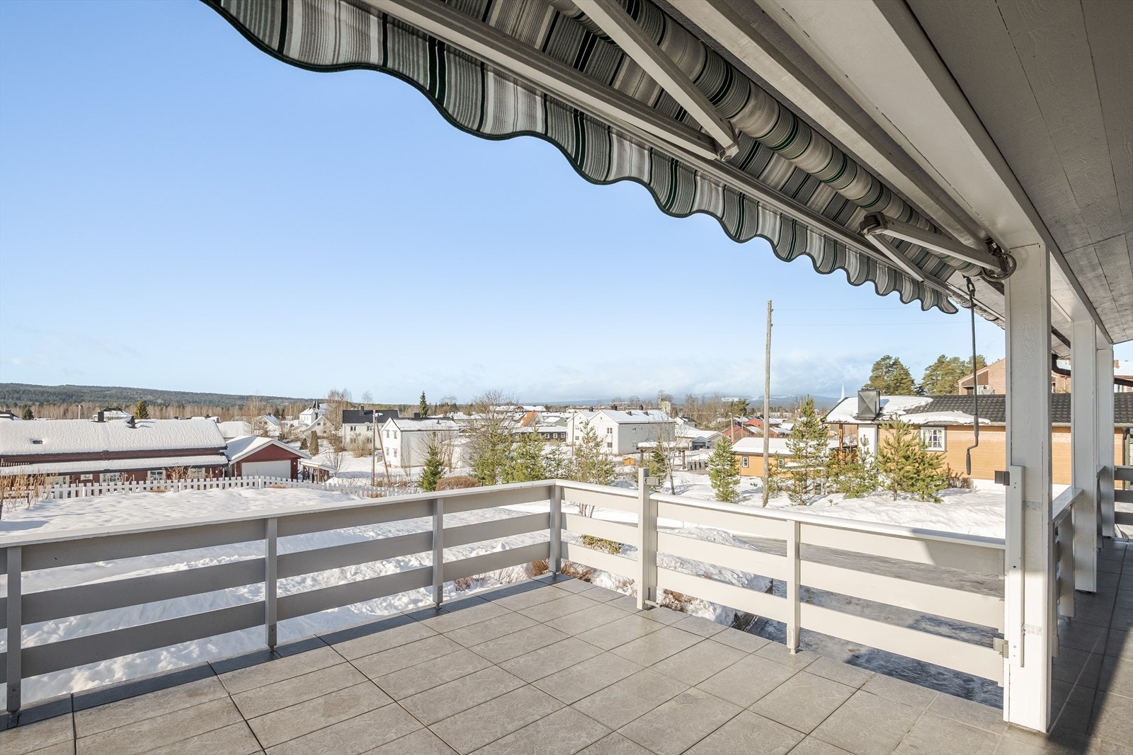 Terrassen er delvis overbygget og har støpt dekke som ble belagt med fliser i 2014. Det er også montert markise. Galleribilde