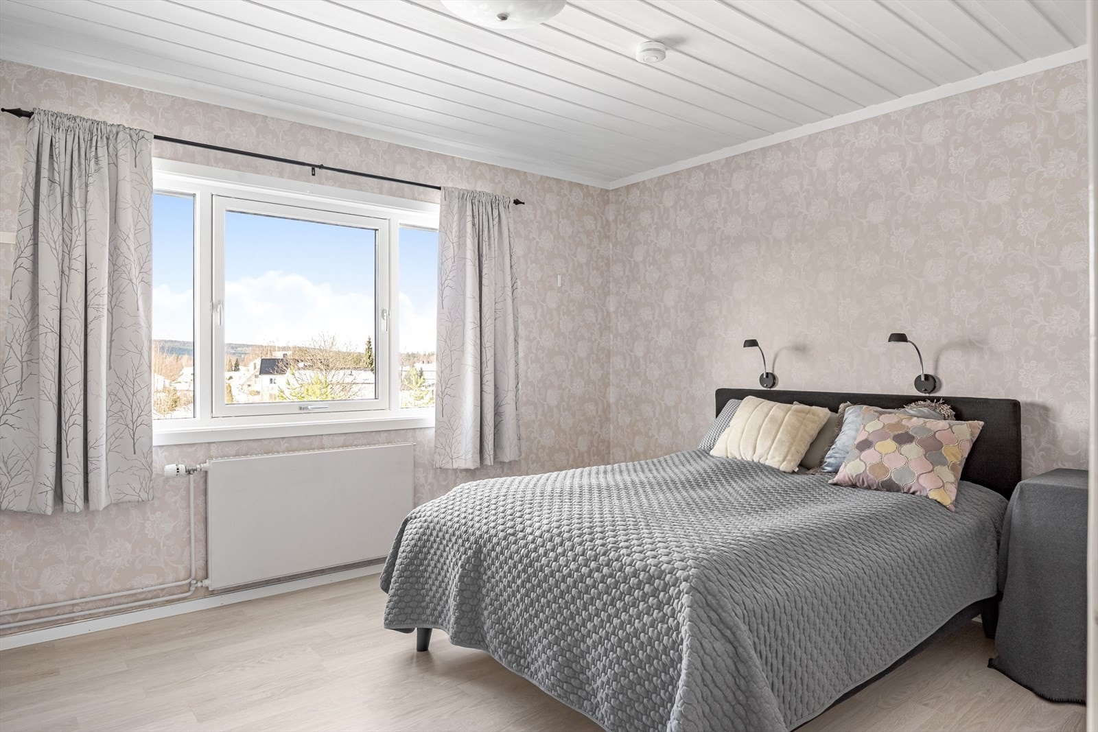 Soverom 1 er et stort, lyst og fint rom som i dag er innredet som er hovedsoverom. Galleribilde