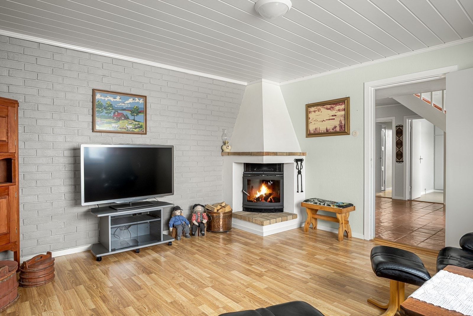 Boligen varmes opp i hovedsak radiatorer, tilkoblet varmepumpe væske/vann. Montert viftekonvektorovn i spisestue. Utført i 2015 av firma. Akkumulatortank tilknyttet bergvarmepumpe. 200 liter. Bergvarmepumpe montert i 2025. Utført av: firma. Galleribilde