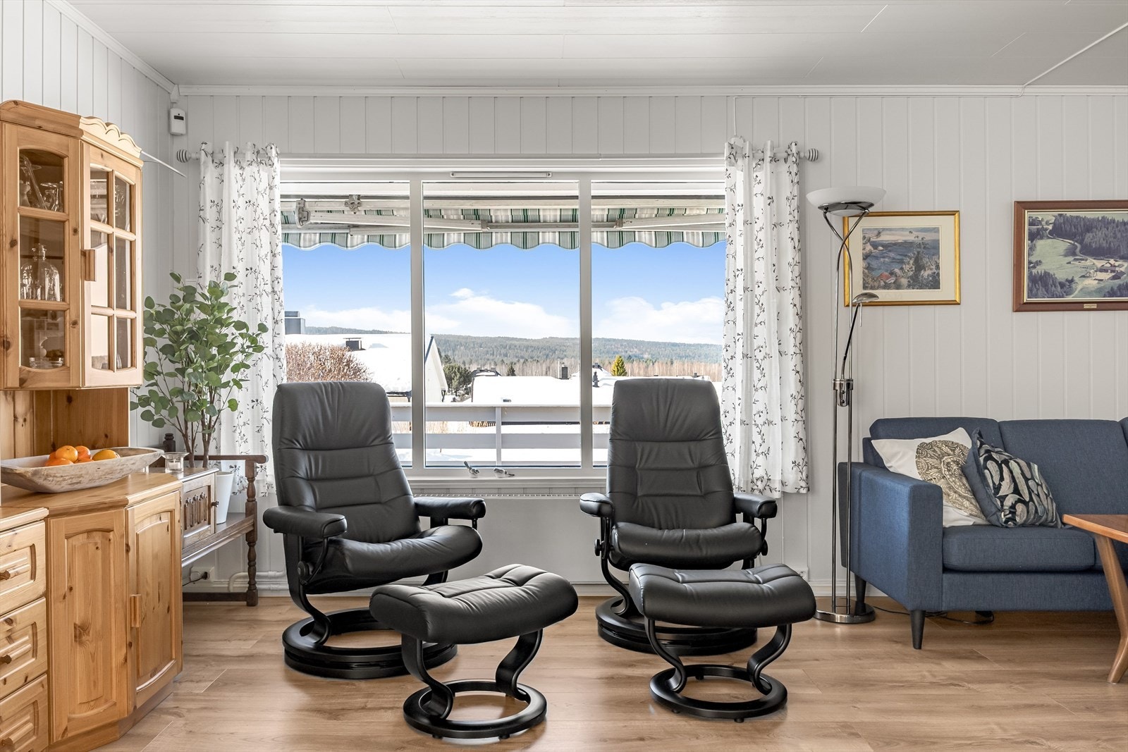 Det er montert brann- og tyverialarm tilkoblet Sector alarm (abonnement må eventuelt videreføres til kjøper). Galleribilde