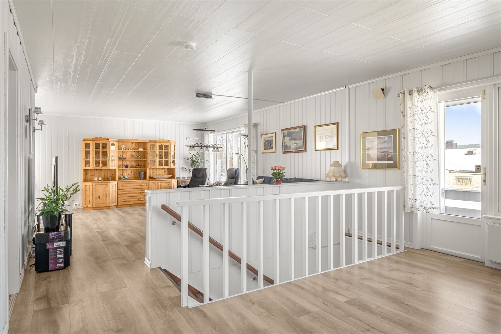 Stuen er det naturlige oppholdsrommet i boligen, og er et stort og lyst rom. Galleribilde