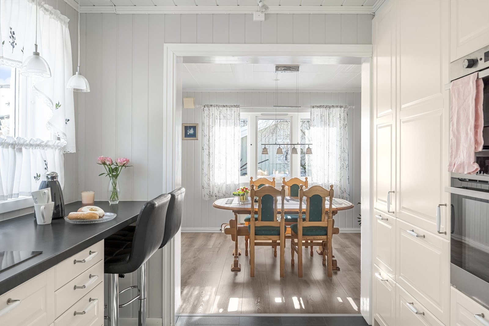 Lys og pen kjøkkeninnredning fra Ikea som var ny i 2013. Galleribilde