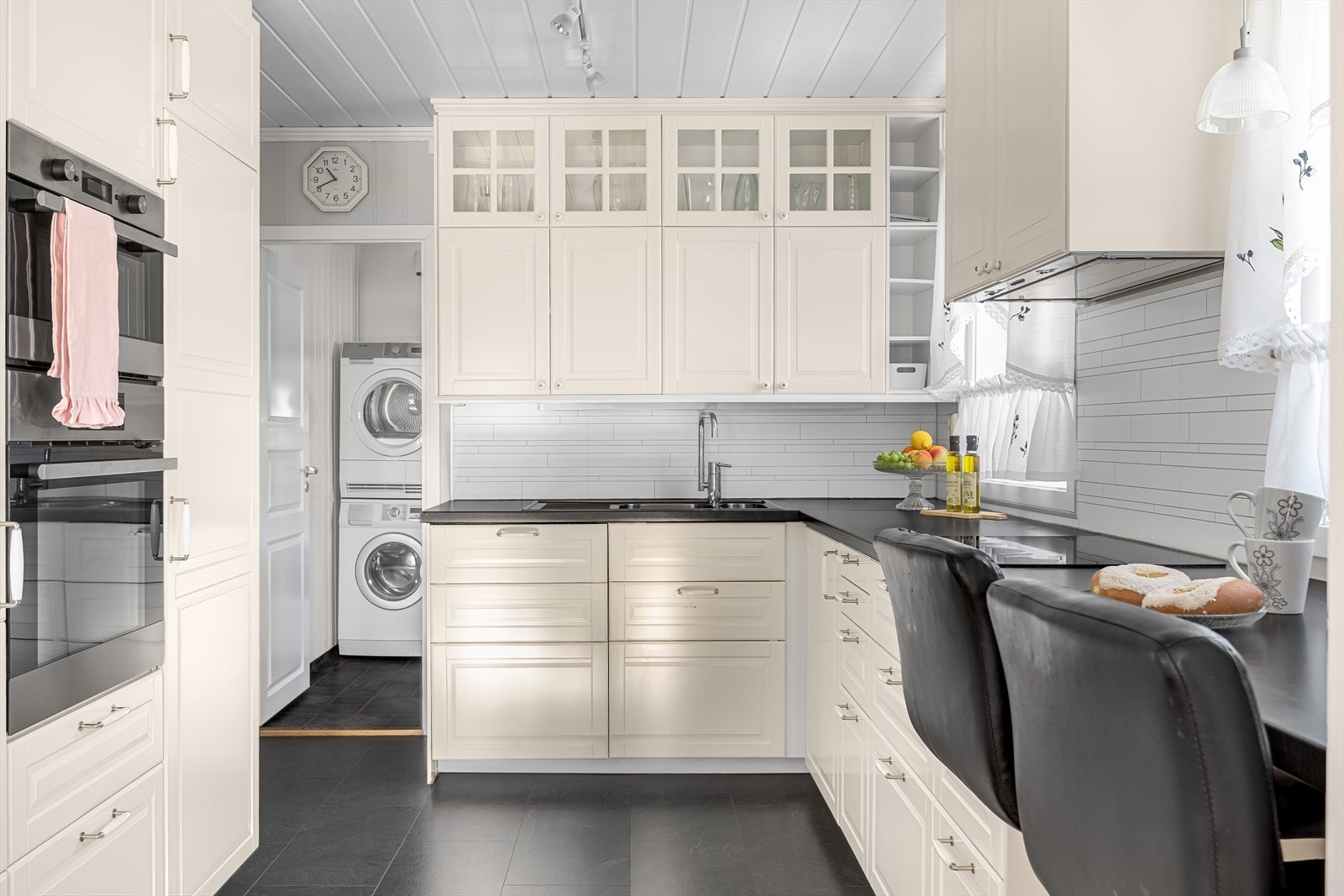 Kjøkkenet er utstyrt med medfølgende integrerte hvitevarer som nedfelt platetopp, avtrekksvifte, stekeovn og mikrobølgeovn i høyskap, oppvaskmaskin og kjøleskap. Integrerte hvitevarer på kjøkken medfølger i handelen. Galleribilde