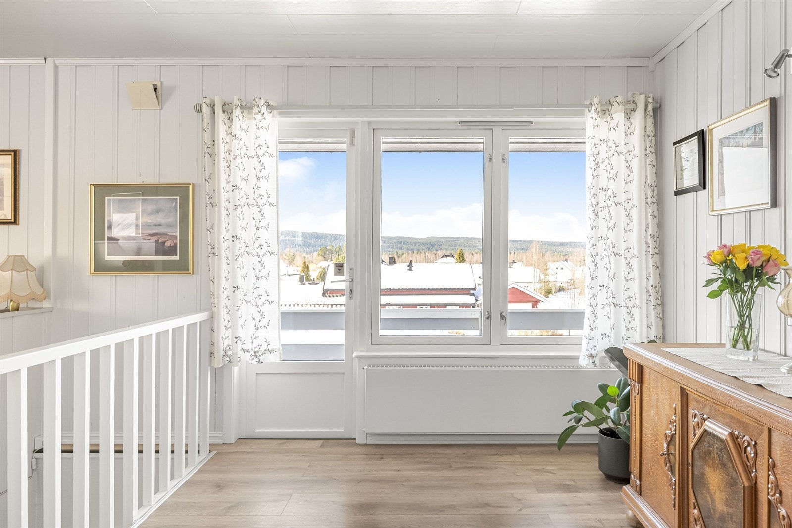 Stuen har flere store vinduer som slipper inn rikelig med naturlig lys, samtidig som det ikke er innsyn og fin utsikt. Galleribilde