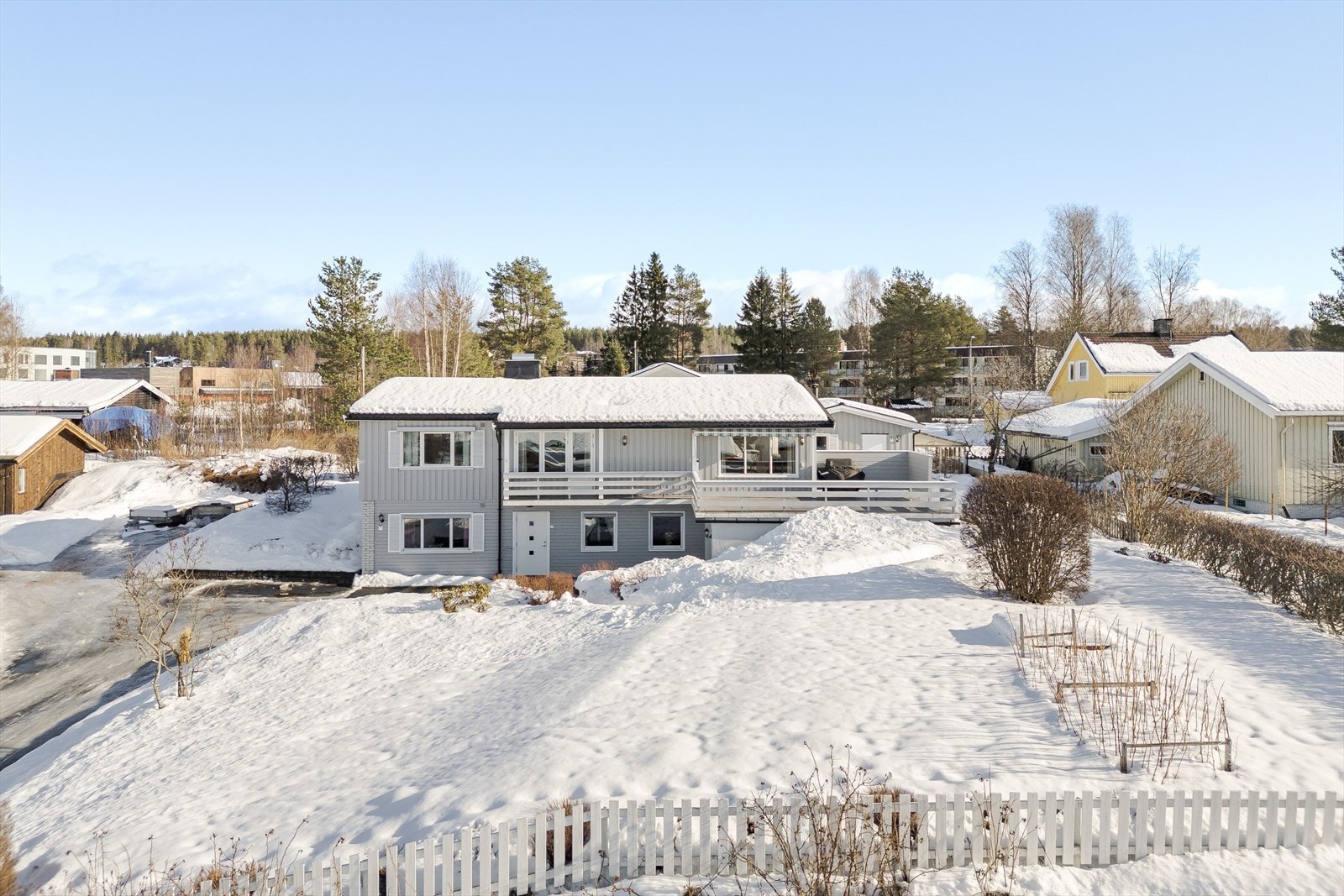 En stor og solrik eiendom som er bebygd med en enebolig fra 1959 med inntilbygget garasje. Galleribilde