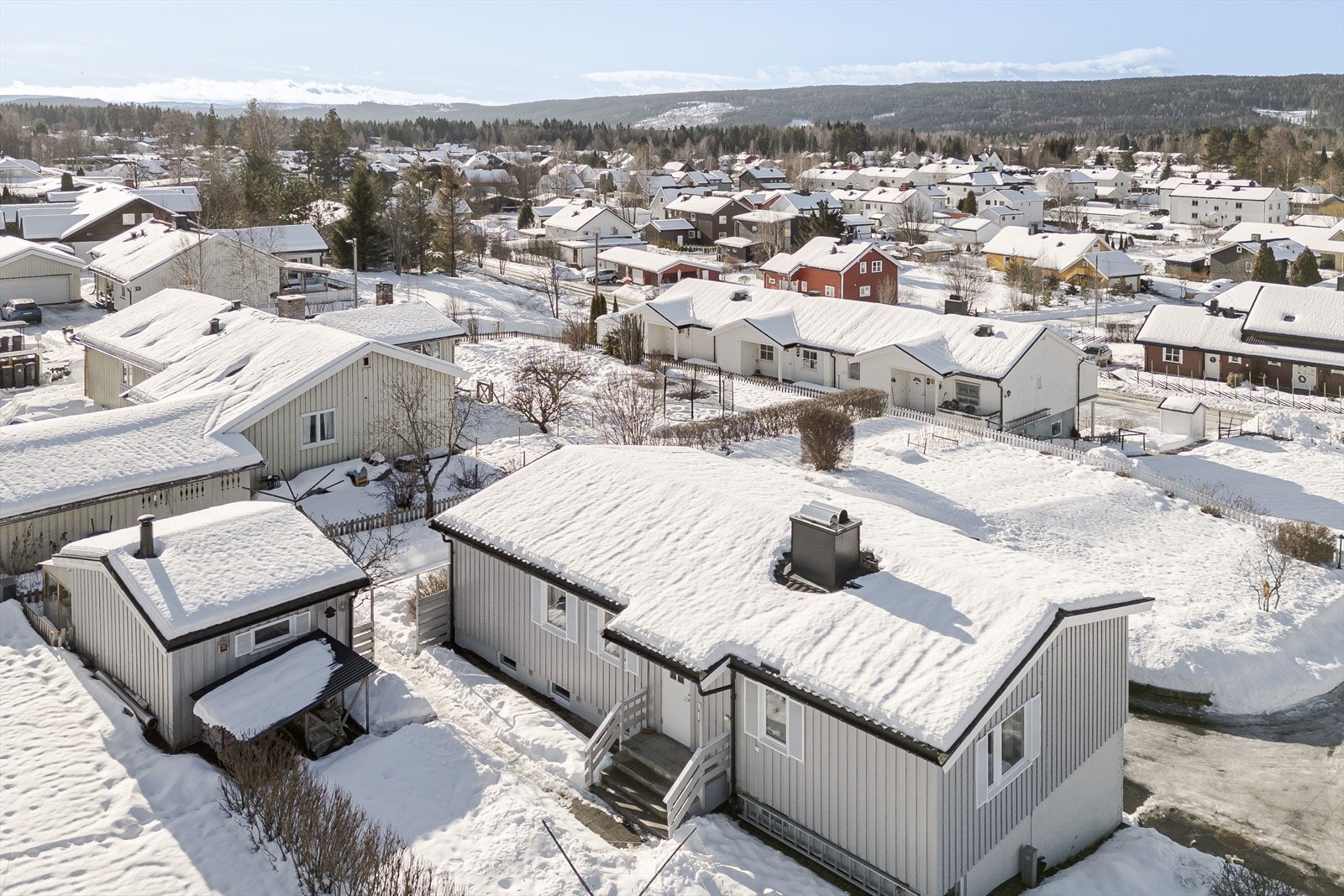 Fra eiendommen er det også kort veg opp til Svartholtet med fine tur- og treningsmuligheter for hele familien. På vinterstid er det et godt utbygd løypenett for deg som er glad i langrenn. Galleribilde