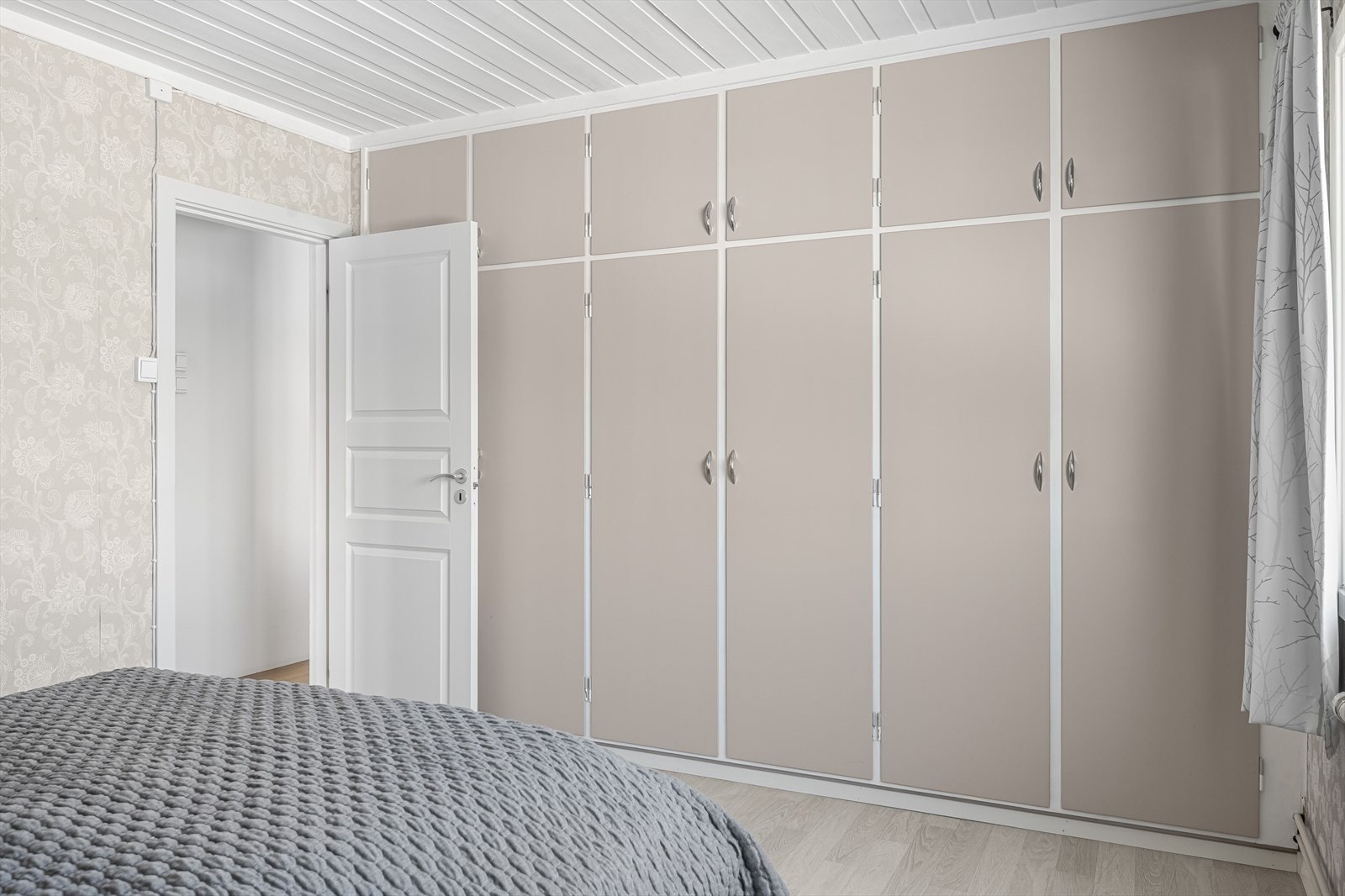 Rikelig med oppbevaringsplass i flere plassbygde garderobeskap langs hele den ene veggen. Galleribilde