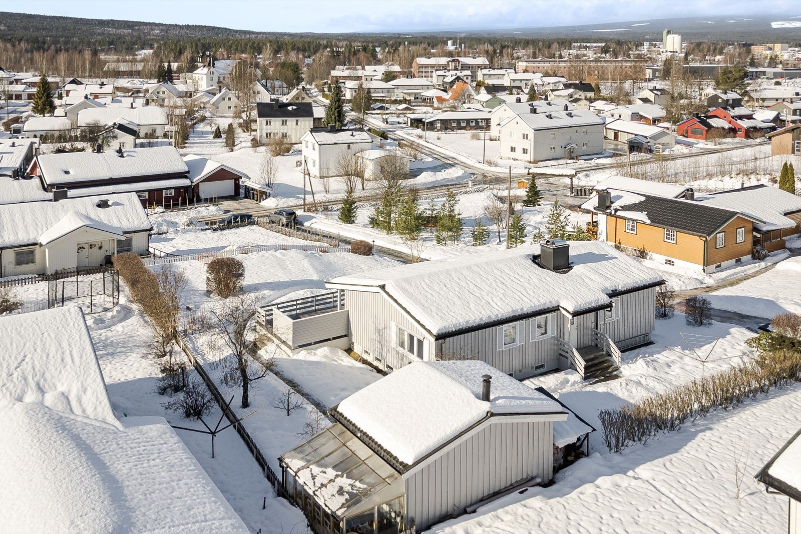 Prestegårdsjordet med fotballbaner ligger like ved. Turstien langs Glomma som tar deg til både Skogmuseet og Glomdalsmuseet er en kjempefin søndagstur for både store og små. Galleribilde