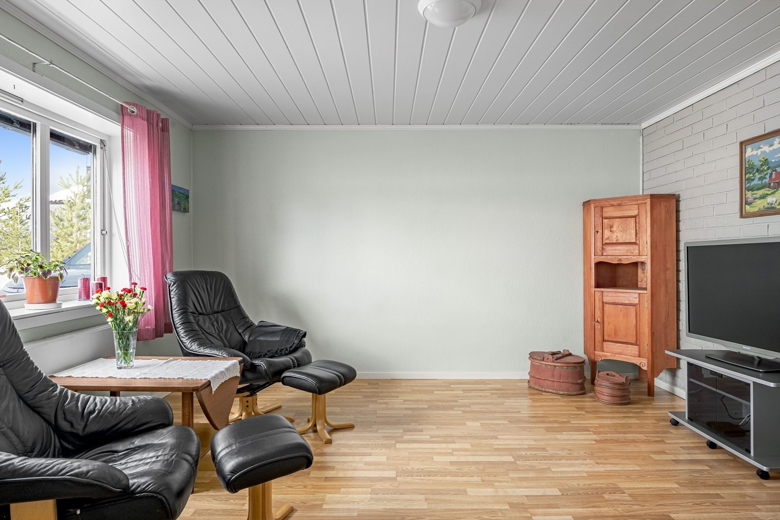 Lys og hyggelig peisestue som fint kan innredes etter eget ønske og behov. Galleribilde