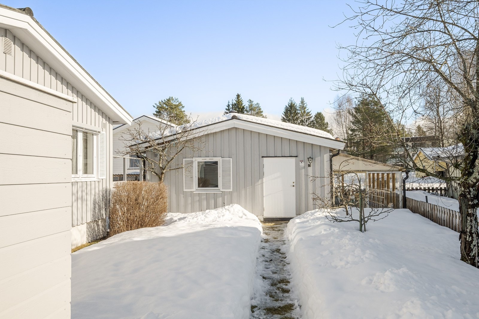 Eiendommen er også bebygd med et uthus som består av lagerrom, hobbyrom og drivhus. Galleribilde