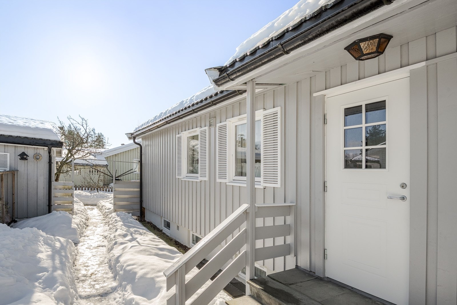 Fra vaskerommet kommer du ut til baksiden av boligen. Galleribilde