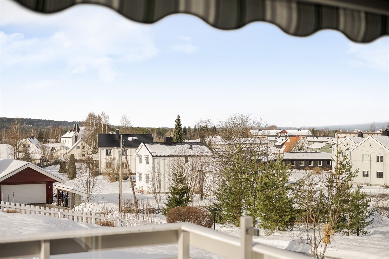 Beliggenheten i høyden og mot sydvest sørger for gode solforhold og fritt utsyn. Galleribilde