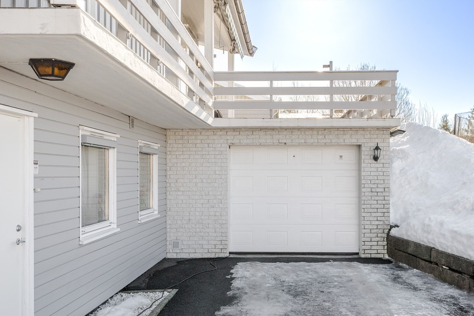 Boligen har inntilbygget garasje på 24m². Garasjen har leddport med motorstyring fra 2012, lys og strøm. Galleribilde