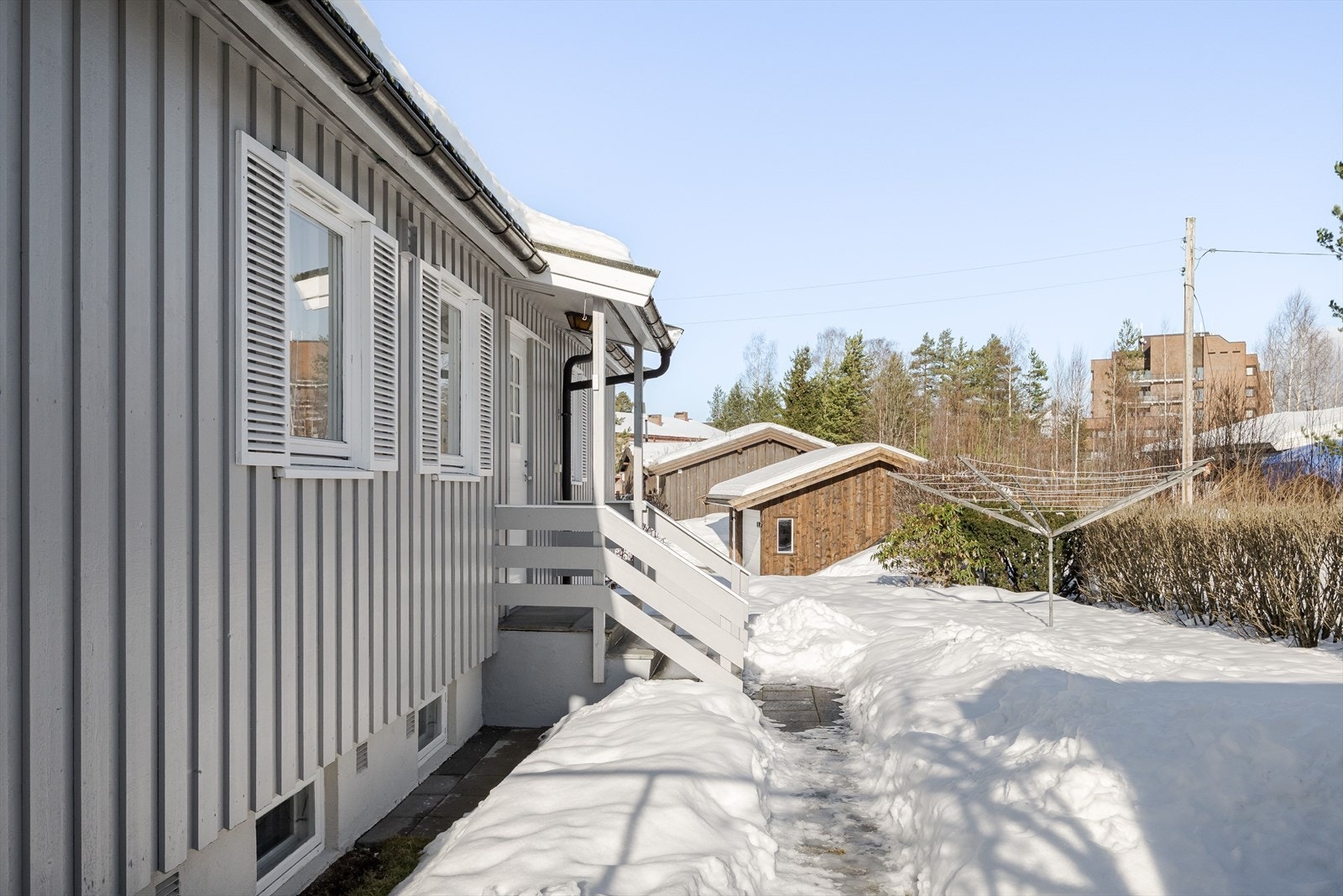 Kledningen er sist overflatebehandlet i 2022 og ny taktekking ble lagt i 2000. Galleribilde