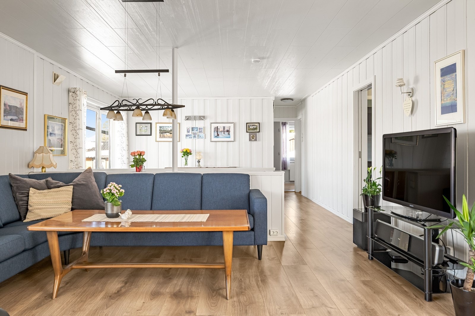 Boligen har en god planløsning med romslig stue, separat kjøkken, vaskerom, 2 soverom og baderom i hovedetasjen. Galleribilde