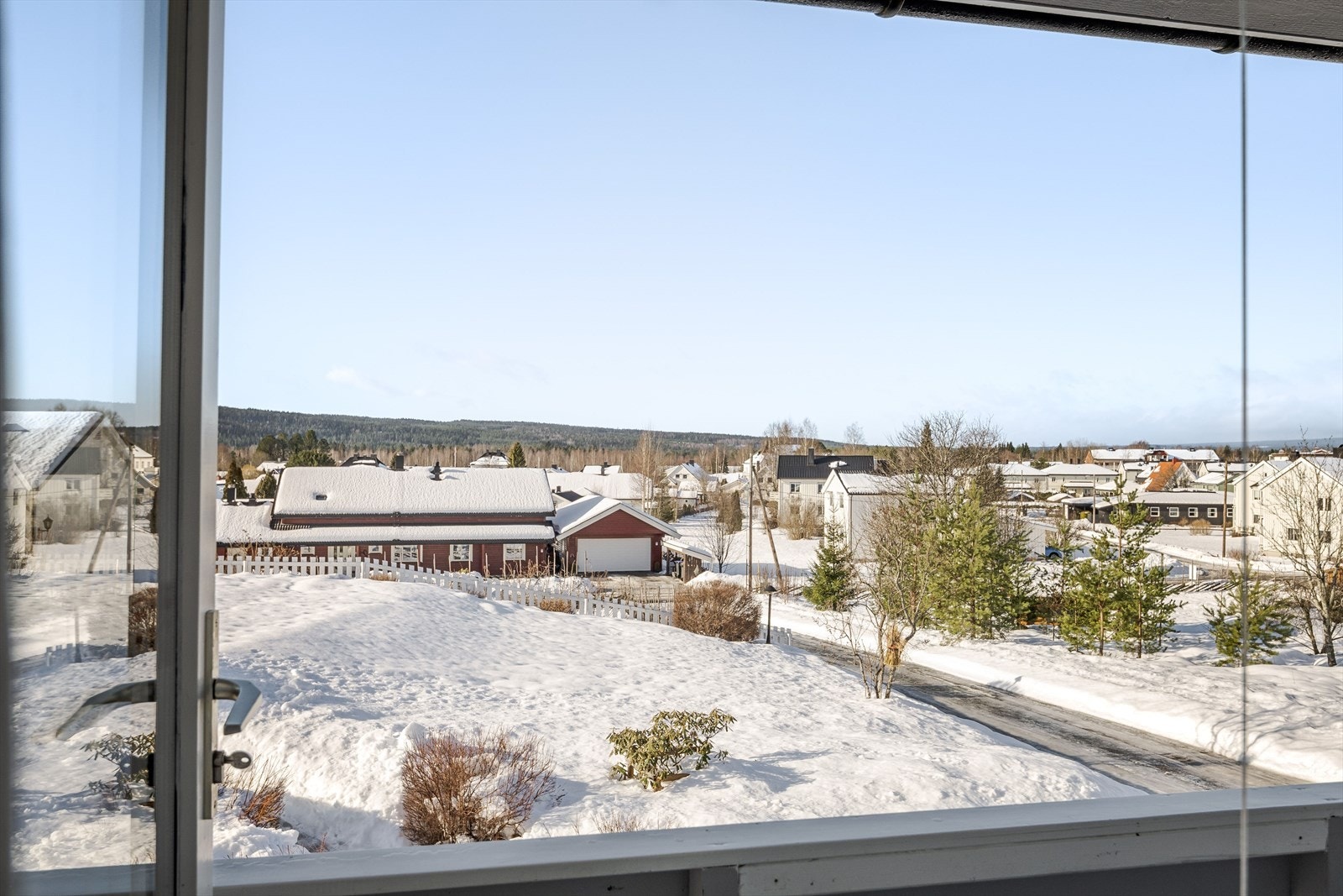 Fra stuen har du utgang til en solrik sydvestvendt terrasse på ca. 35m². Galleribilde