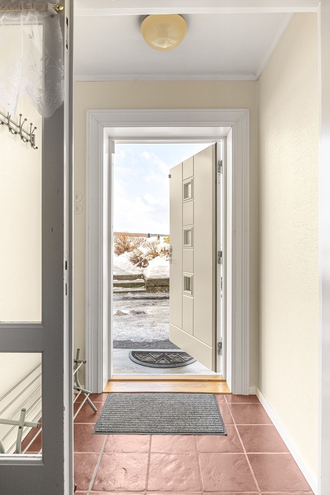 Når du entrer boligen, kommer du inn i en lys og praktisk entré med plass til sko og oppheng av yttertøy. Galleribilde