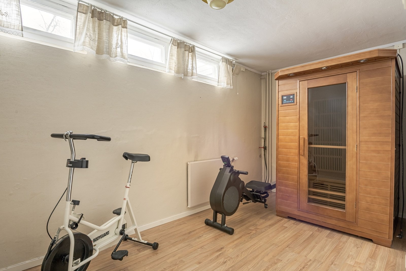 Rom i underetasjen innredet som trimrom. Det gjøres oppmerksom på at rommet er definert som disp.rom (boligens tilleggsdel) i byggetegning, og er derfor ikke godkjent for varig opphold. Galleribilde