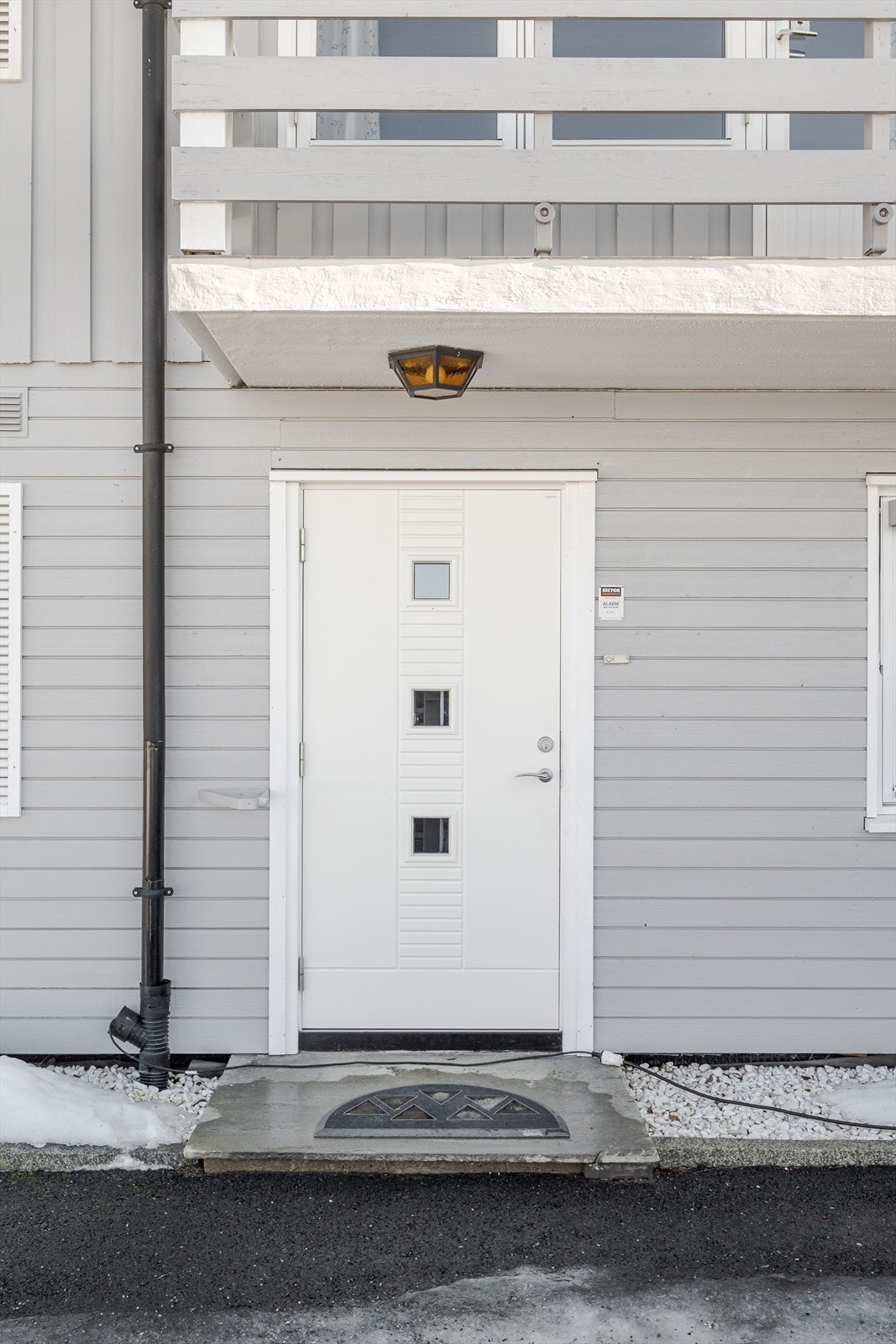 Du ønskes velkommen inn via et overbygget inngangsparti. Galleribilde