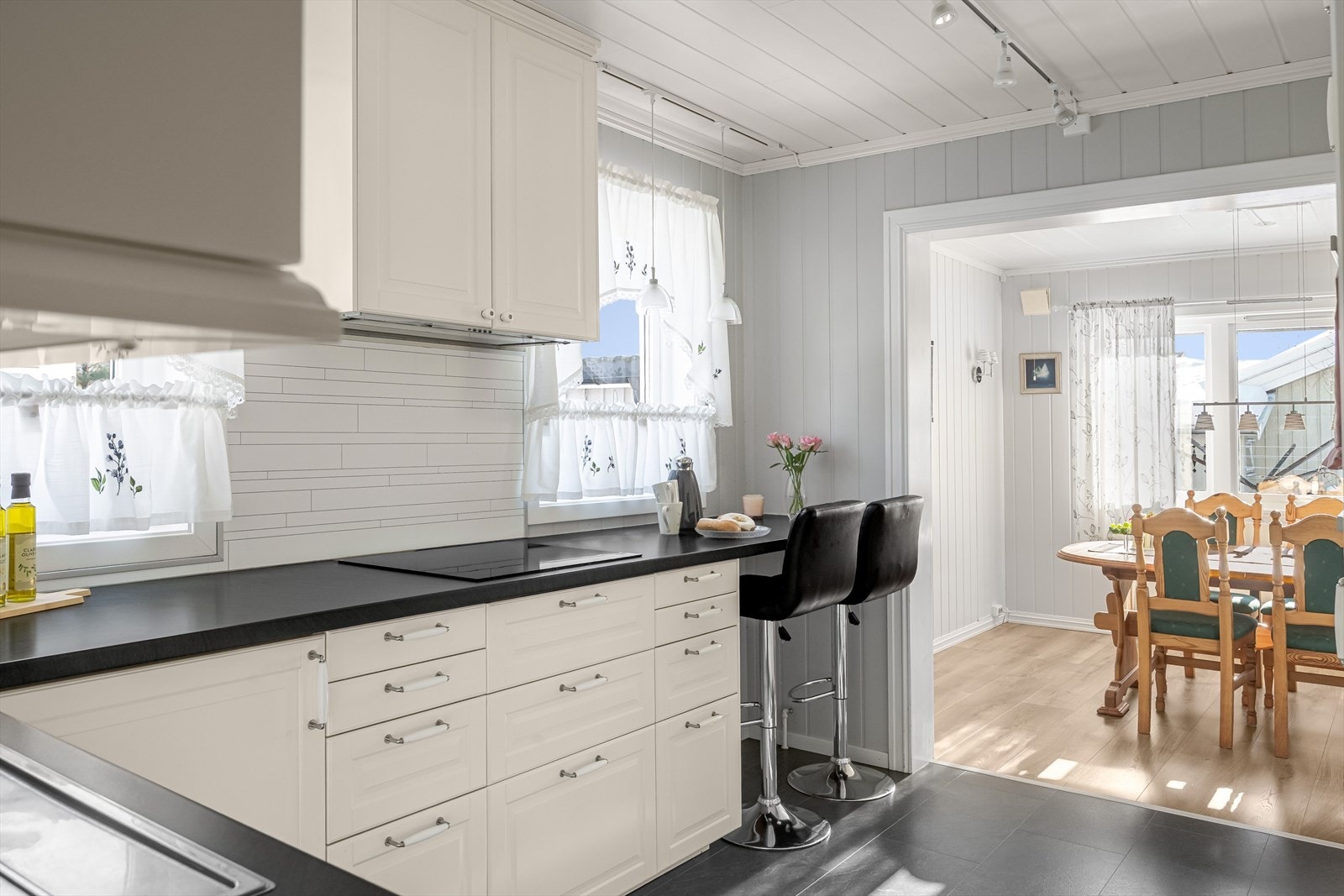 Kjøkkenet har en praktisk utforming gir god skap- og benkeplass, samt en hyggelig sitteplass med barstoler ved vinduet. Galleribilde