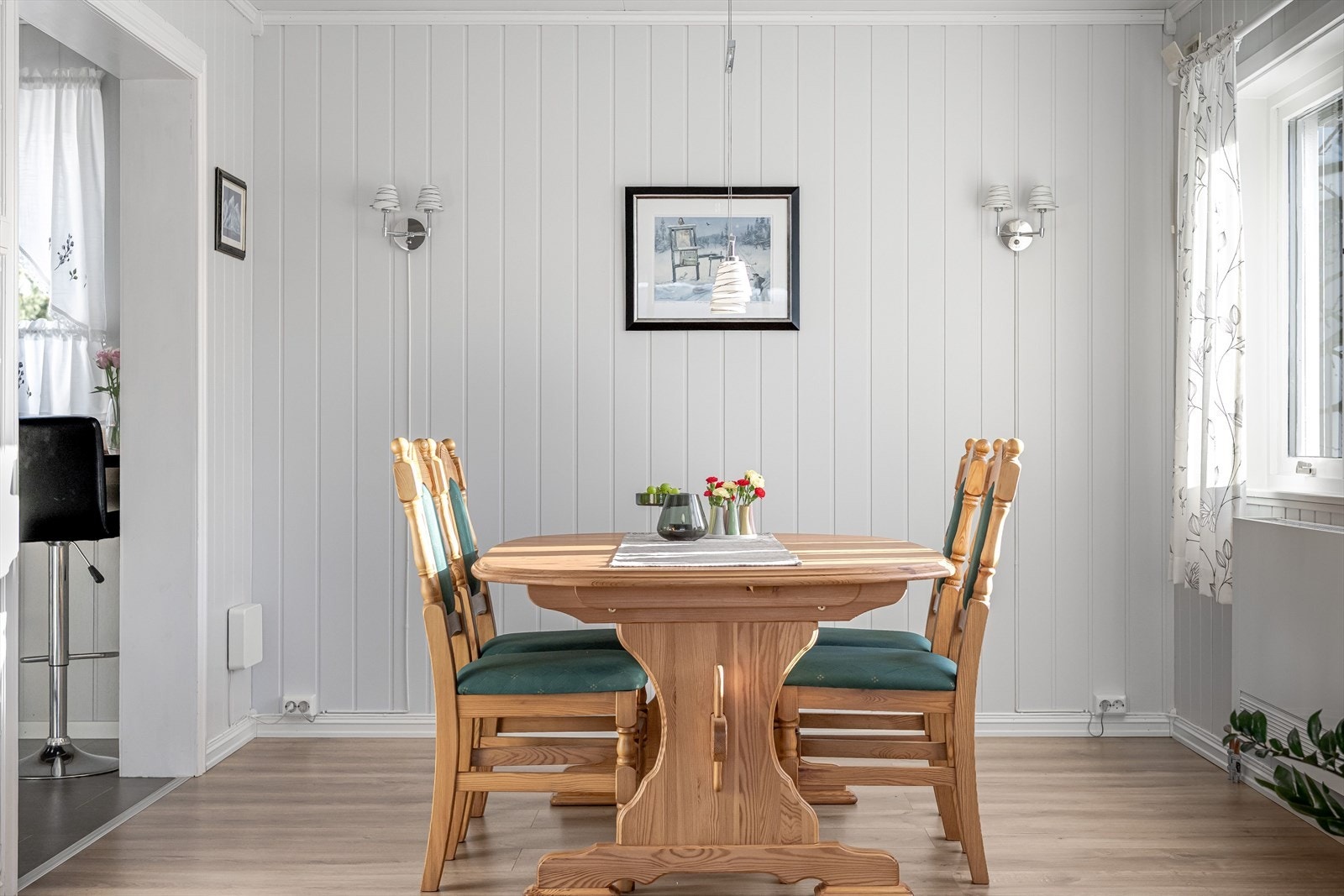 I tilknytning til kjøkkenet er det naturlig plass til et stort spisebord. Galleribilde