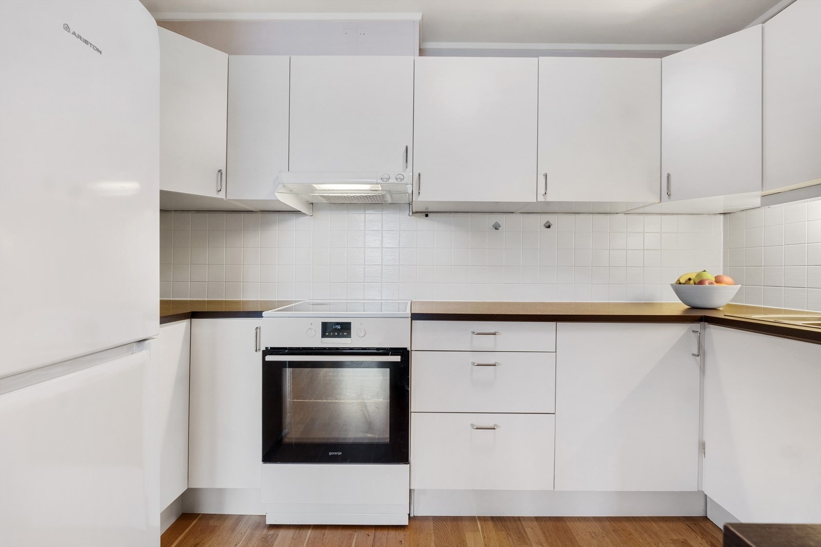 Kjøkkenet er funksjonelt med glatte fronter og rikelig med skap- og benkeplass. Galleribilde