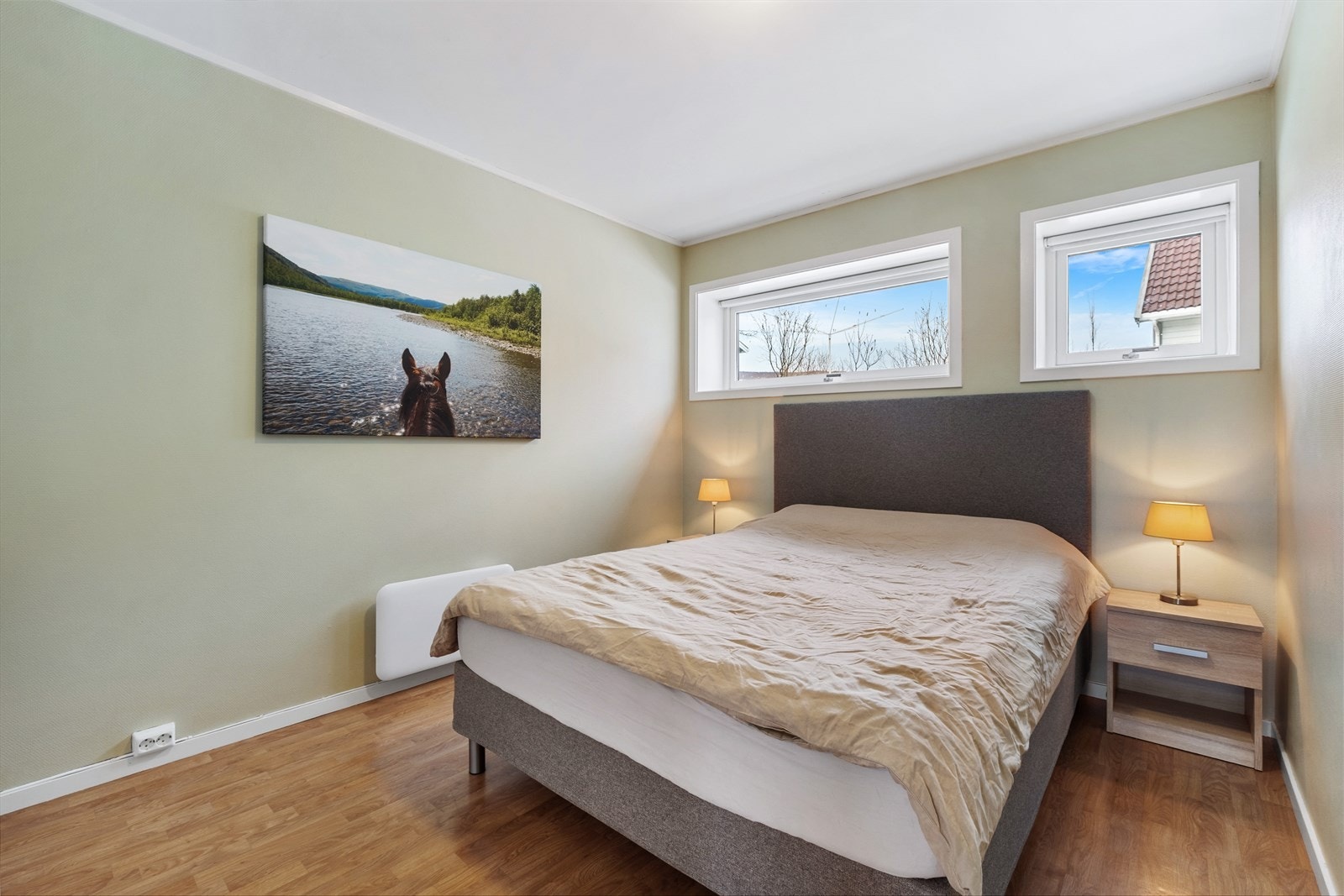 Hovedsoverommet har plass til dobbeltseng og nattbord. Galleribilde