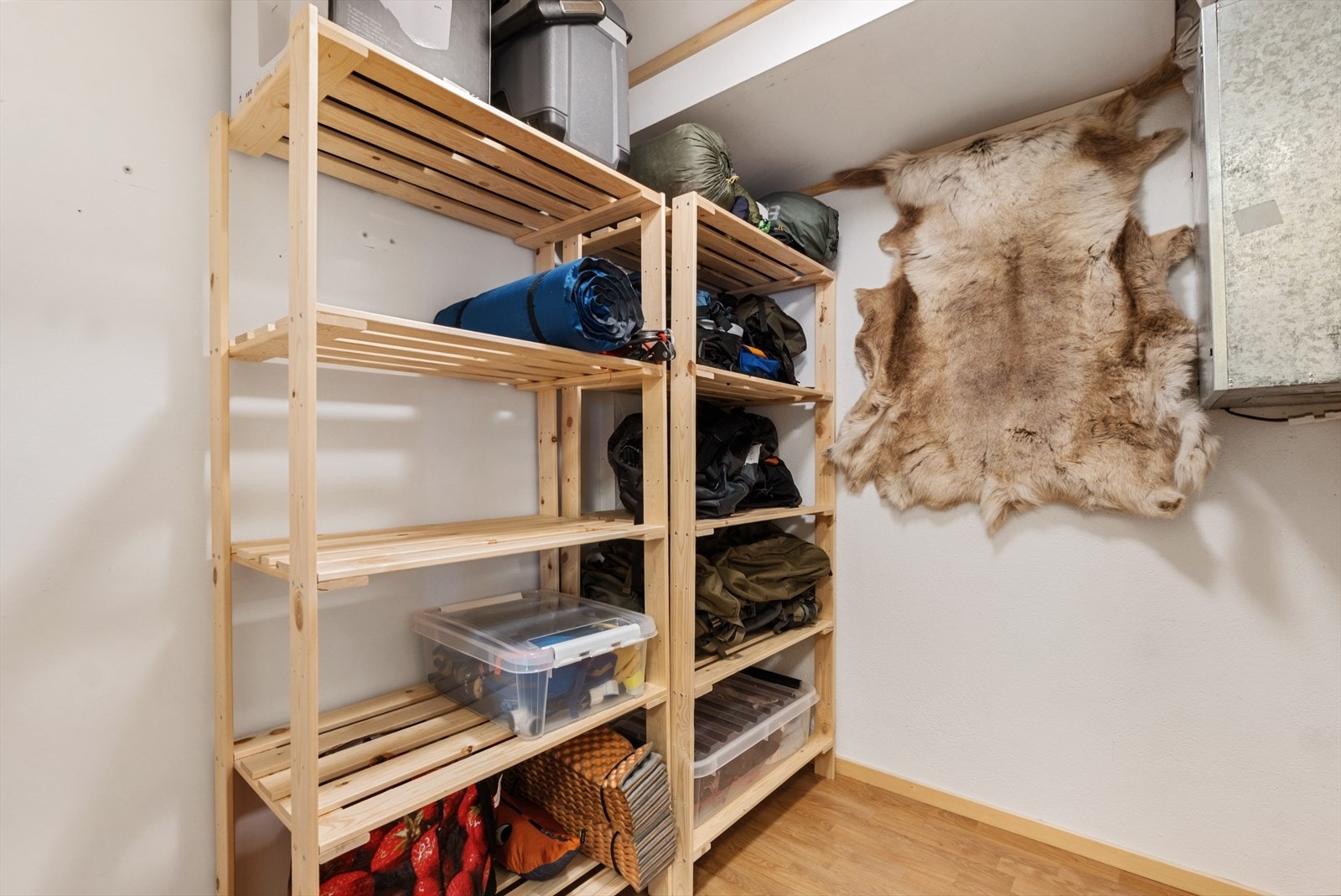 En av leilighetens to boder, hvor også ventilasjonsaggregatet er plassert. Galleribilde