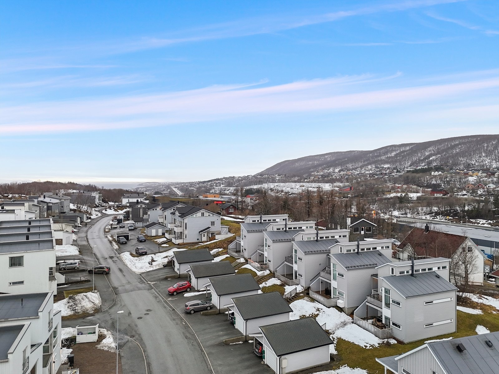 Dagligvarehandler som Rema 1000 og Eurospar, samt Hunstadsenteret, ligger kun 8 minutter unna. Galleribilde