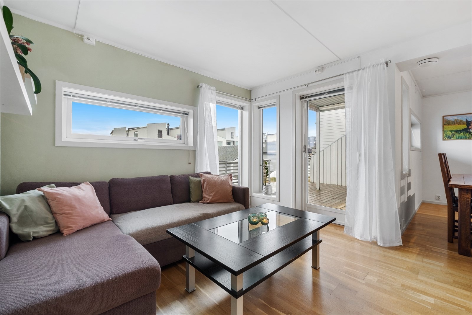 Store vindusflater og utgang til terrassen. Galleribilde