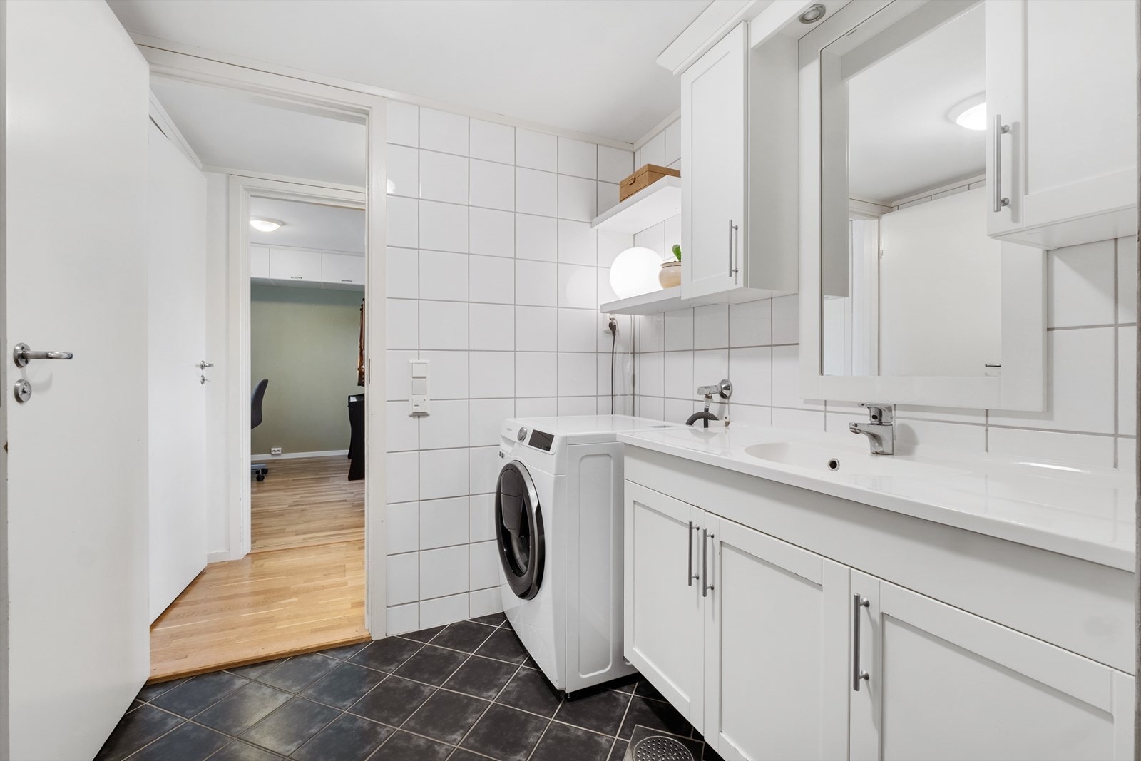 Det er også praktisk opplegg for vaskemaskin på badet. Galleribilde