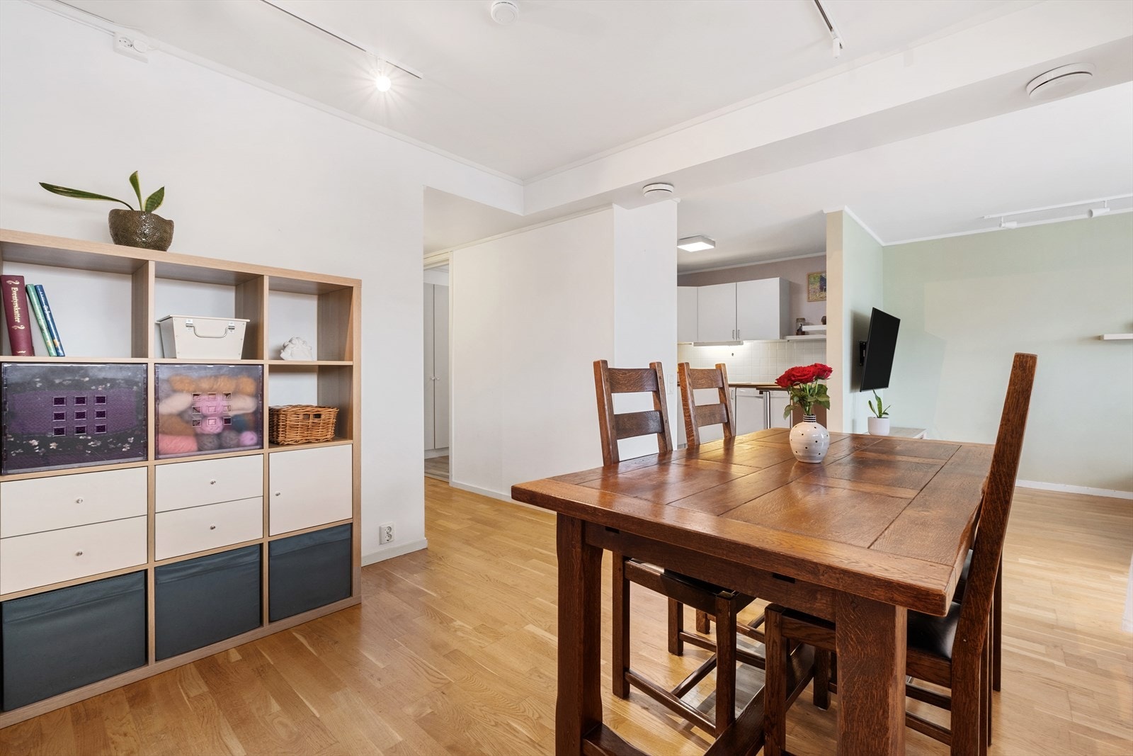 Den åpne stue- og kjøkkenløsningen gir en sosial sone med god plass til spisebord. Galleribilde