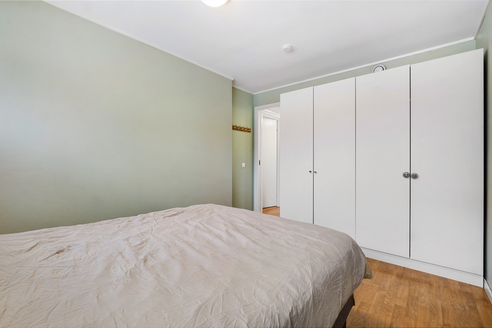 Romslige garderobeskap gir rikelig med oppbevaringsplass. Galleribilde